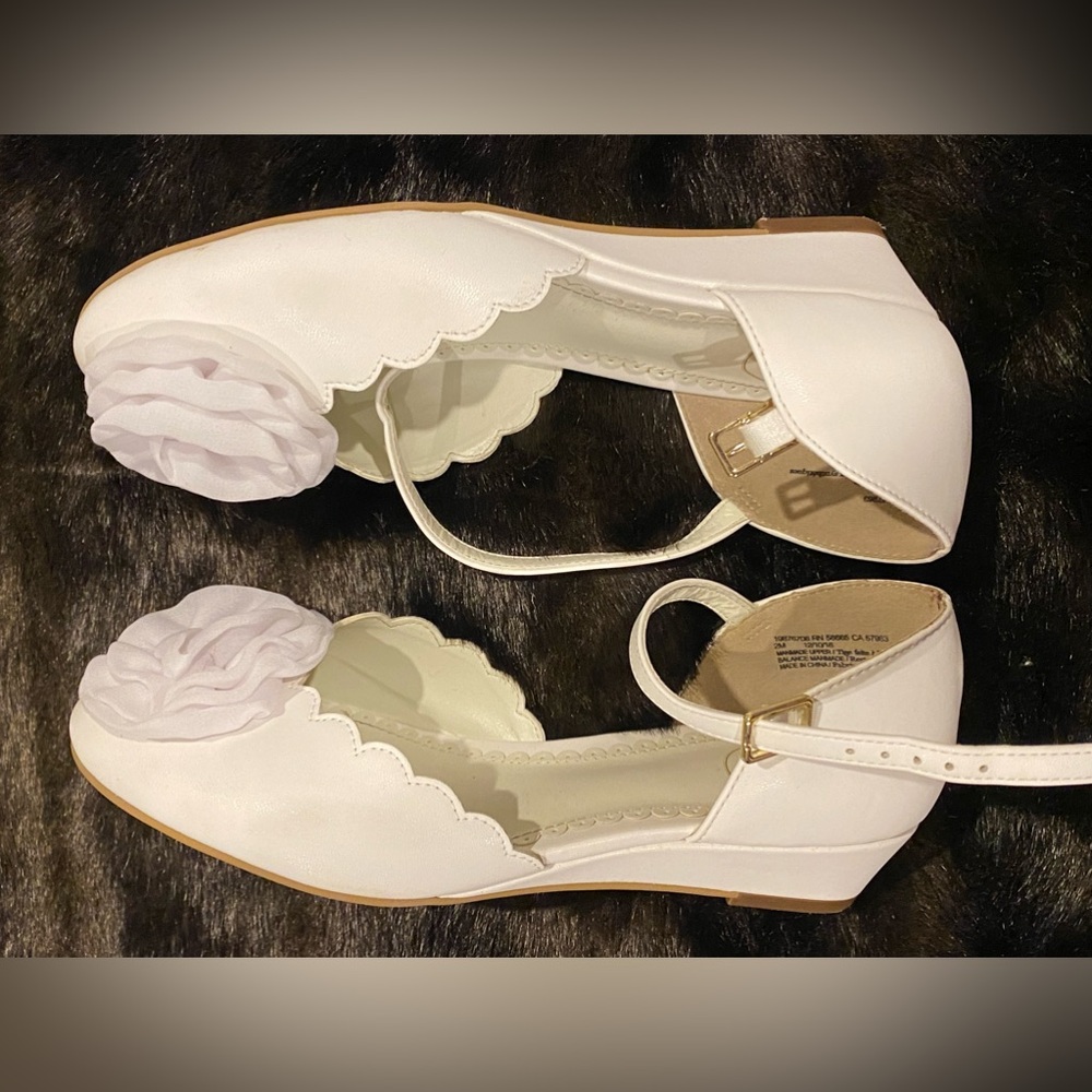 1901 White faux leather girls 2M wedge heel dress shoes, tulle rosette accent